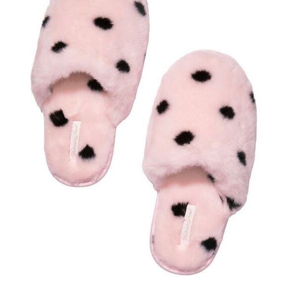 NWT - Victoria's Secret Cozy Plush Pink Blanket and Slippers in Size S a… - Picture 2 of 4